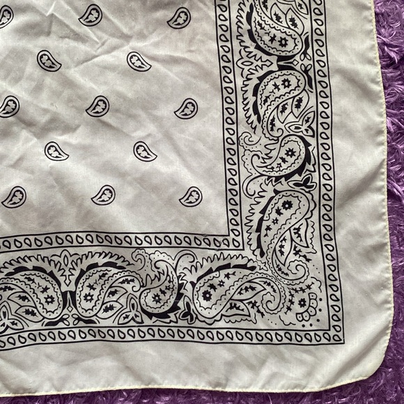 White and black paisley bandana / kerchief - Picture 5 of 17